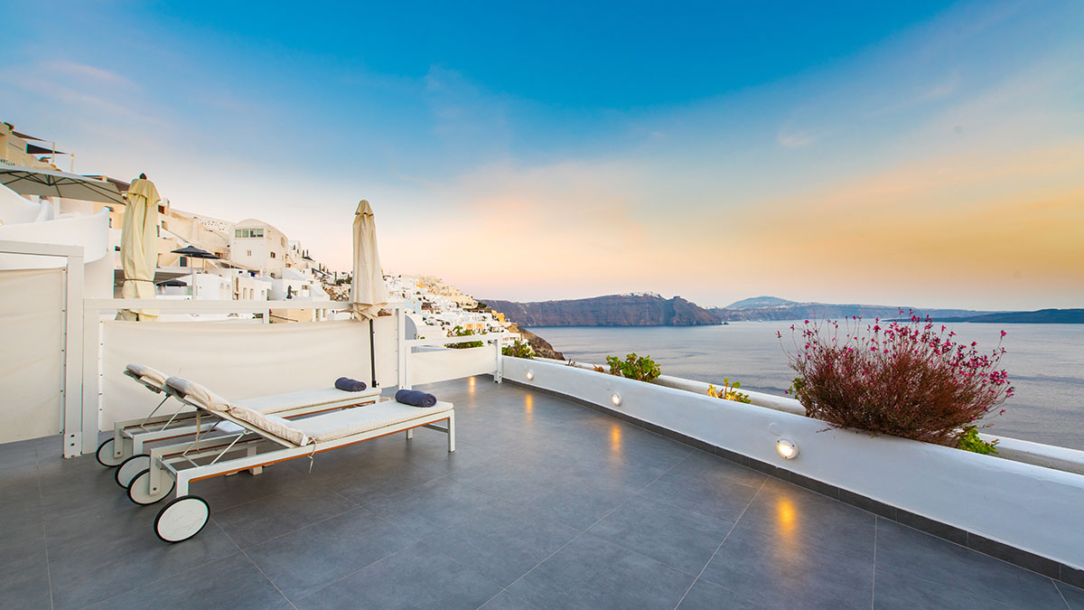 Absolute Suite with Private Hot Tub & Caldera View